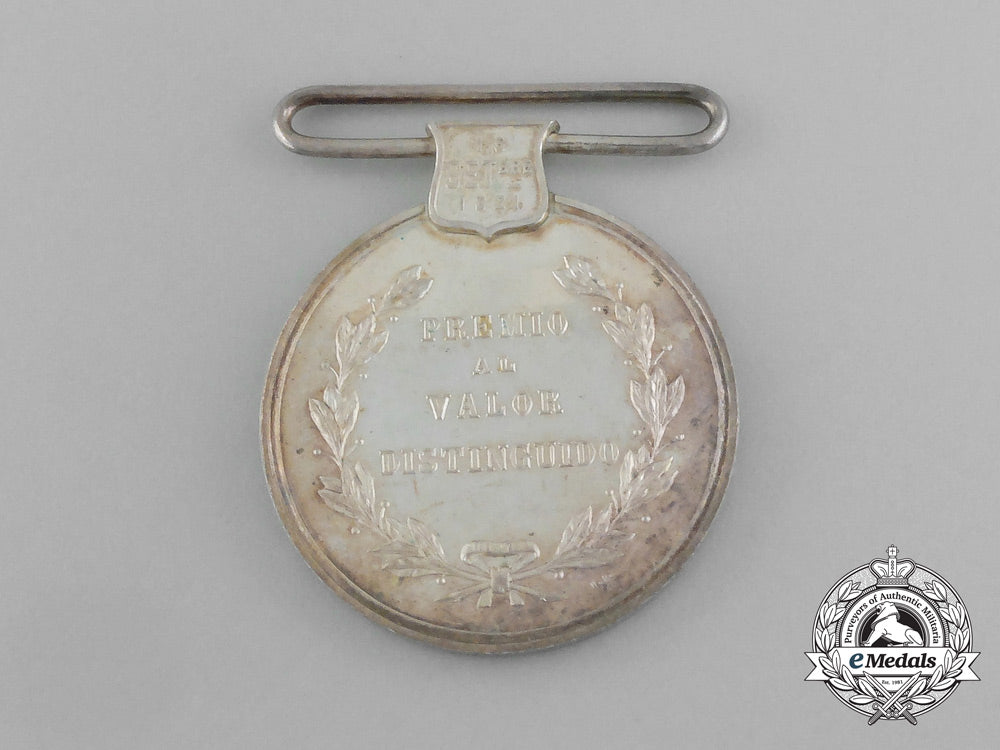 el_salvador._a_rare_medal_for_bravery_e_6859