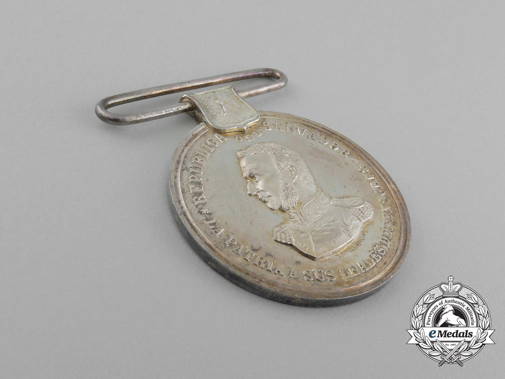 el_salvador._a_rare_medal_for_bravery_e_6860