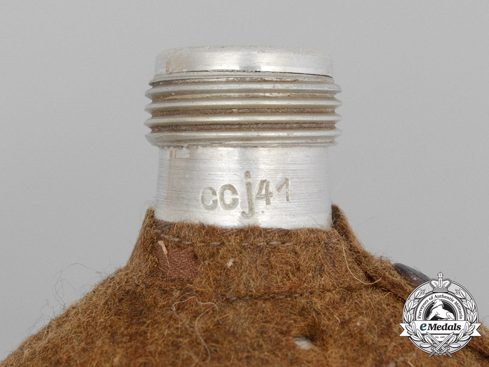 a_second_war_german_army(_heer)_canteen_with_large_clip_e_7148