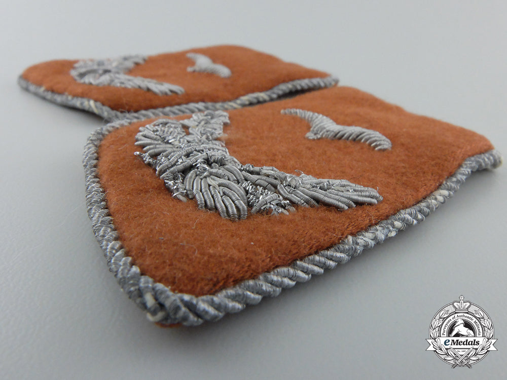 a_set_of_luftwaffe_signals_leutnant's_collar_tabs_e_827