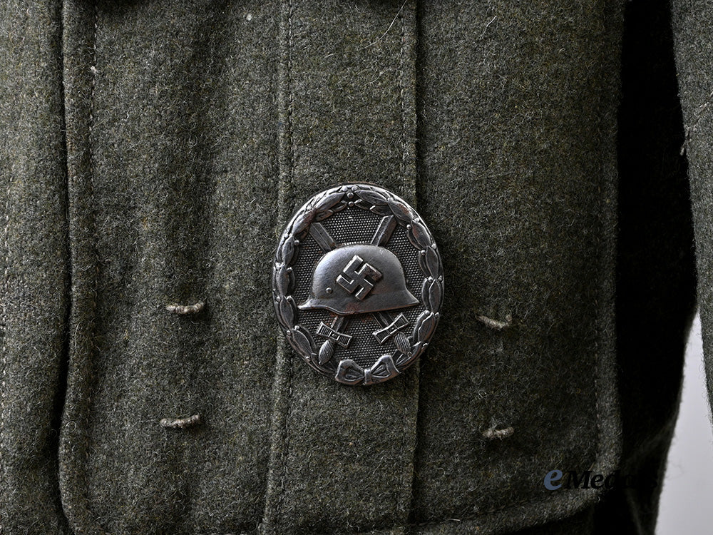 germany,_heer._a_rare_großdeutschland_division_service_tunic_for_a_leutnant_of_engineers,_late-_war_example_e_medals__g62717_9