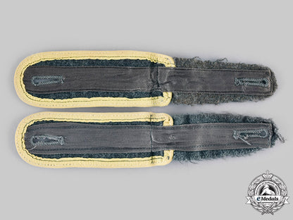 germany,_heer._a_set_of_signals_enlisted_personnel_shoulder_straps__emd0797_c20_01585_1