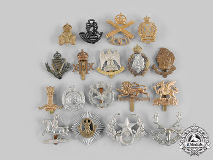 united_kingdom._a_lot_of_eighteen_cap_badges__emd1995_m20_02096_5