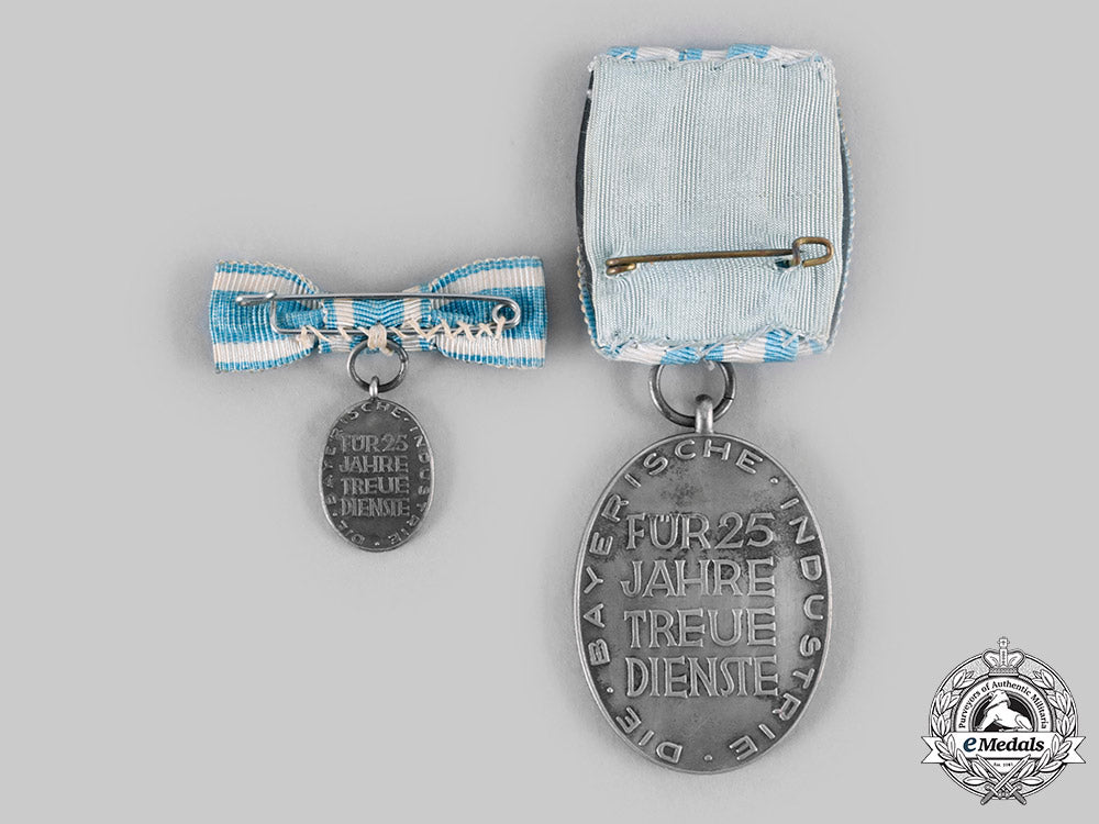 germany,_third_reich._a_bavarian_industry25-_year_faithful_service_badge,_with_case_and_miniature,_by_deschelr&_sohn__emd2186_c20_01844_1