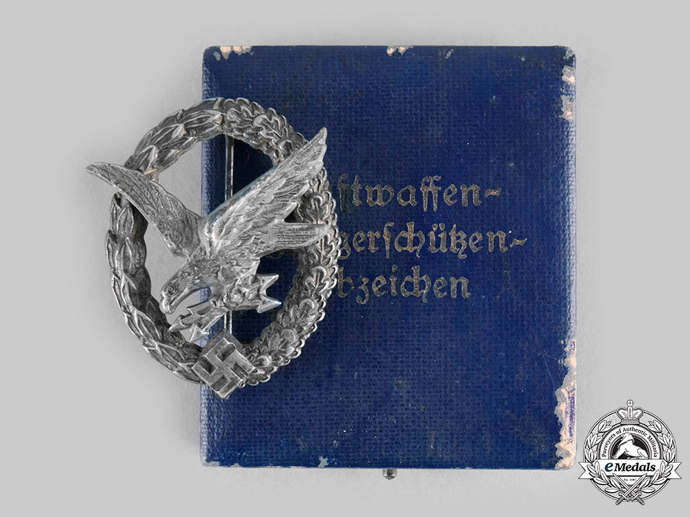germany,_luftwaffe._a_radio_operator_and_air_gunner_badge,_with_case__emd2624_c20_01917_1_1_1
