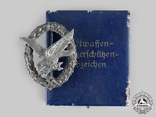 germany,_luftwaffe._a_radio_operator_and_air_gunner_badge,_with_case__emd2624_c20_01917_1_1_1
