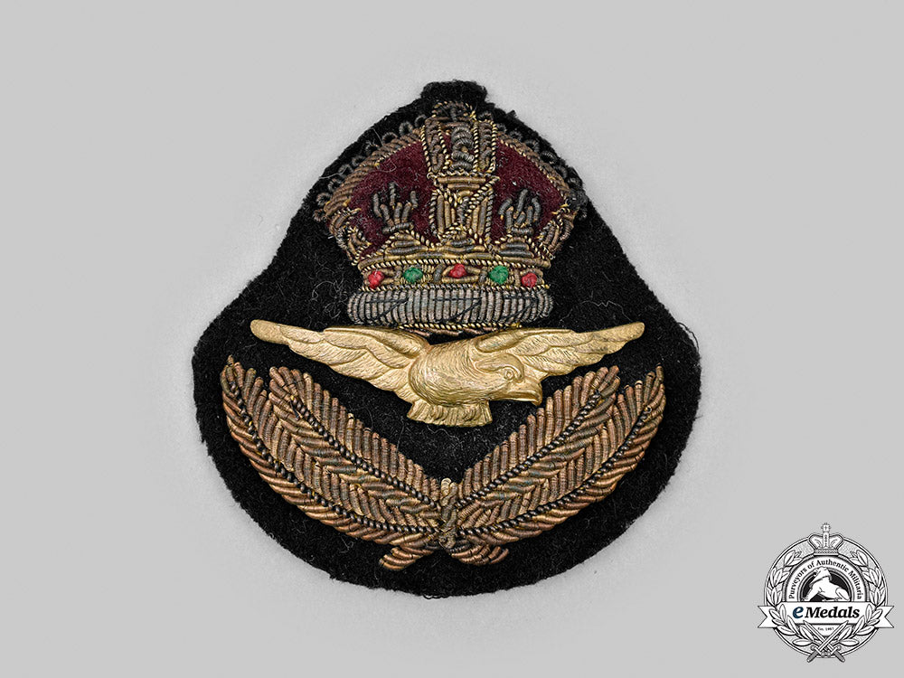canada,_commonwealth._a_second_war_royal_canadian_air_force(_rcaf)_officer's_cap_badge_emdls_04_2