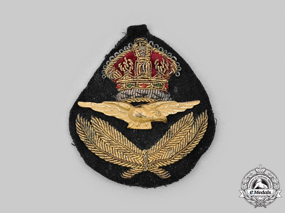 canada,_commonwealth._a_second_war_royal_canadian_air_force(_rcaf)_officer's_cap_badge_emdls_09_1