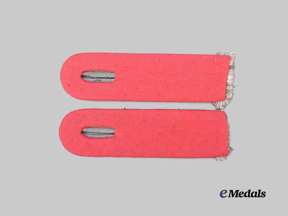 germany,_heer._a_set_of_panzer_troops_leutnant_shoulder_boards_e_medals__g62808_3