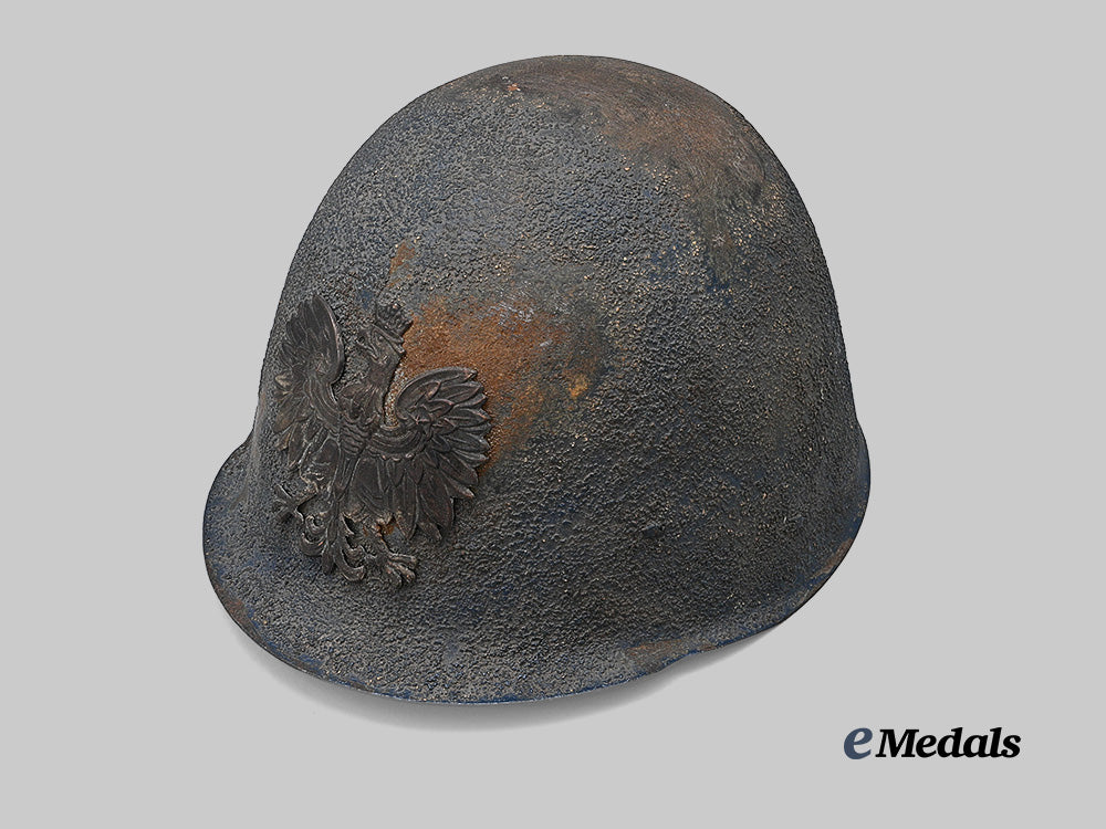 poland,_republic._a_rare_w_z31_steel_border_guard_helmet,_named_e_medals__e_u24348_4