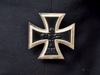 germany,_federal_republic._the_bundesmarine_uniform_of_kapitän_zur_see_hans_jenisch,_u-_boat_ace_and_knight’s_cross_recipient_l22_mnc3674_357