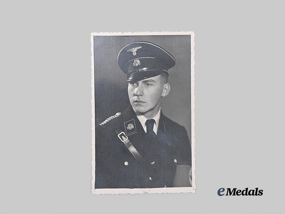 germany,_s_s._a_totenkopf-_standarte1_oberbayern_studio_portrait,_prague1940_e_medals__g63022_2