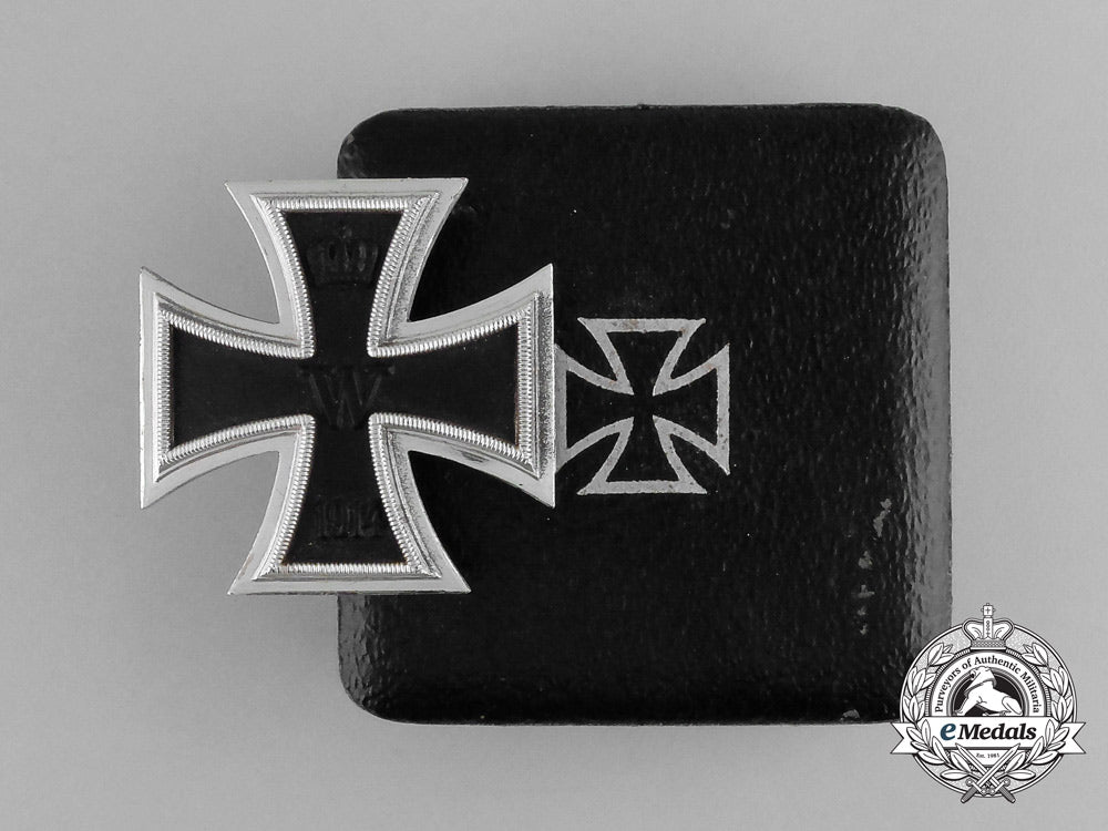 a_second_war_manufactured_iron_cross1914_first_class_in_its_case_of_issue_g_094_1