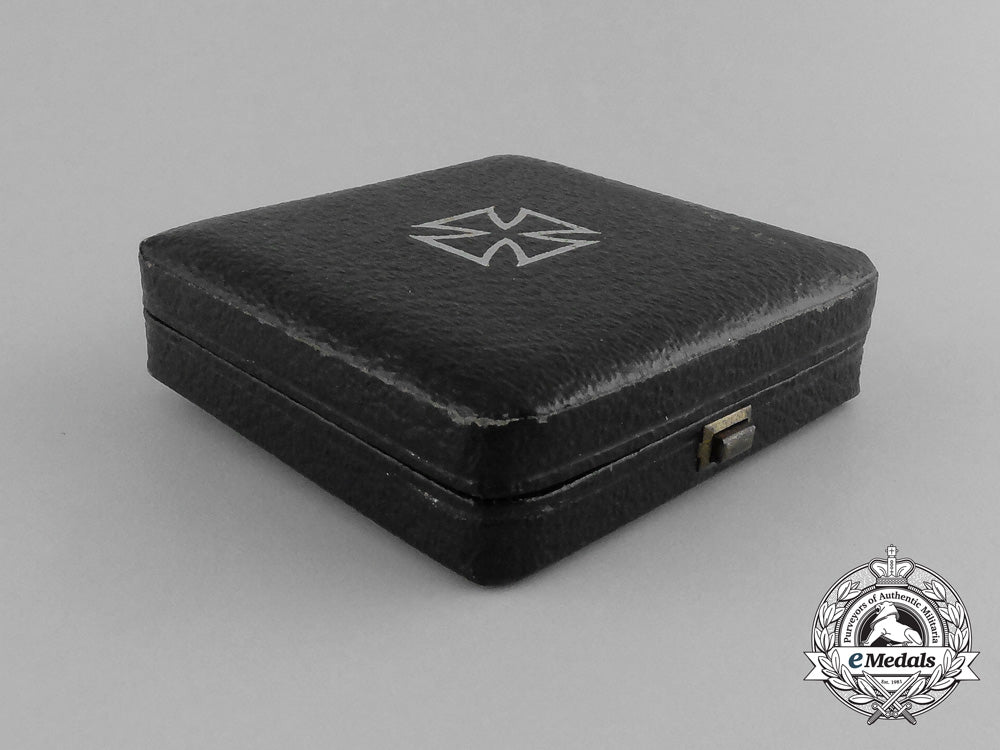 a_second_war_manufactured_iron_cross1914_first_class_in_its_case_of_issue_g_095_1