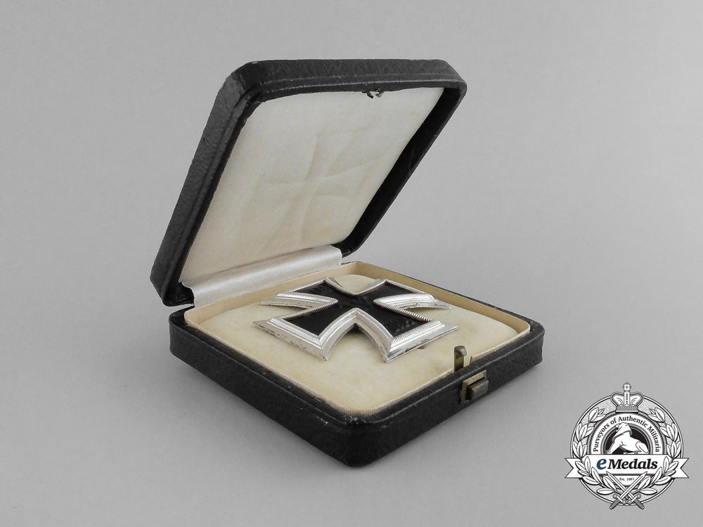 a_second_war_manufactured_iron_cross1914_first_class_in_its_case_of_issue_g_096_1
