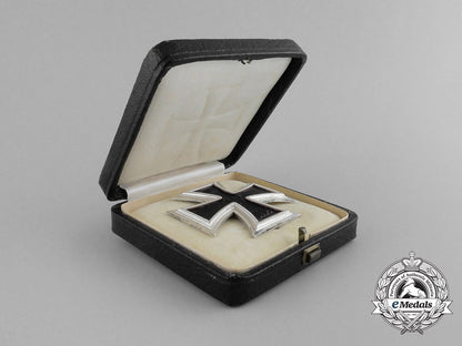 a_second_war_manufactured_iron_cross1914_first_class_in_its_case_of_issue_g_096_1