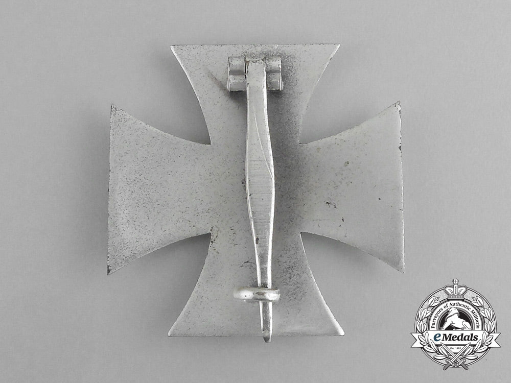 a_second_war_manufactured_iron_cross1914_first_class_in_its_case_of_issue_g_098_1