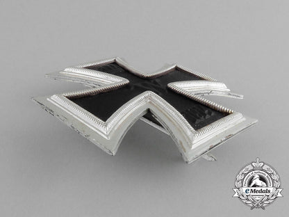 a_second_war_manufactured_iron_cross1914_first_class_in_its_case_of_issue_g_099_1