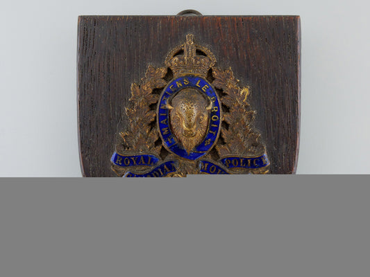 a_royal_canadian_mounted_police(_rcmp)_officer's_cap_badge_plaque,_c.1930_s_g_343