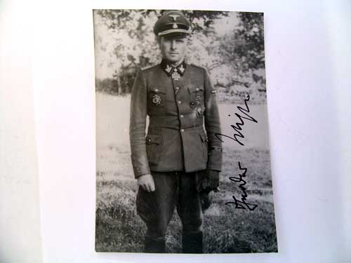 knights’_cross_winner-_post_war_signature/_photo_gd140001