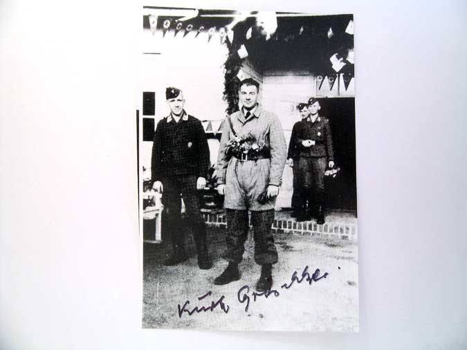 knights’_cross_winner-_post_war_signature/_photo_gd159001