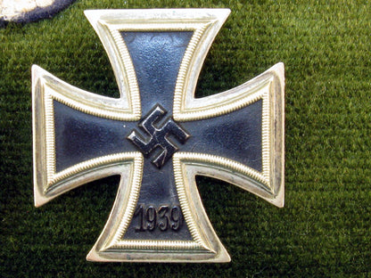 very_fine&_scarce_paratrooper’s_group_grl77813