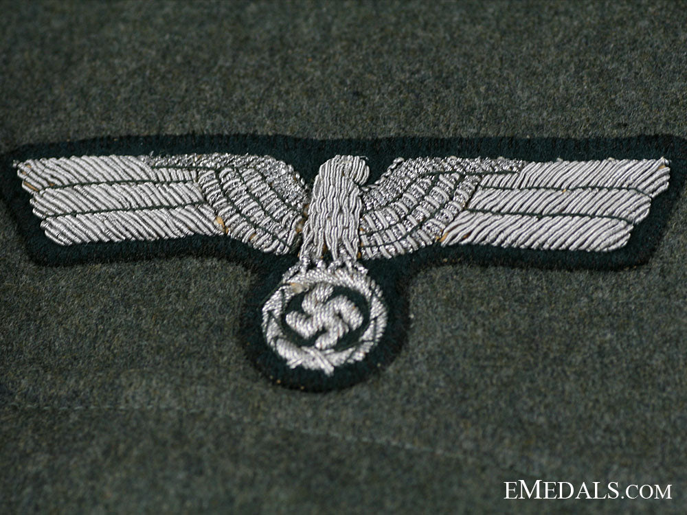 a_complete&_decorated_army_officer's_uniform_gu101e