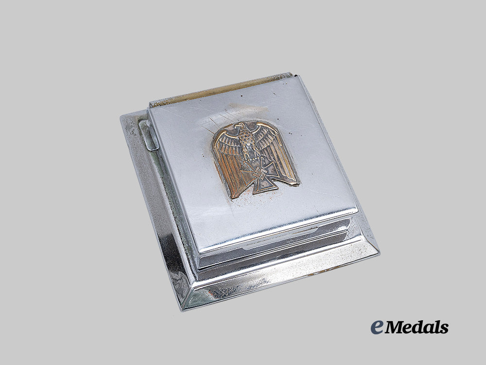germany,_third_reich._a_patriotic_tabletop_cigarette_case_e_medals__g62836_2
