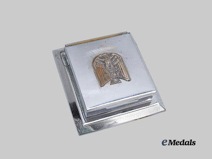 germany,_third_reich._a_patriotic_tabletop_cigarette_case_e_medals__g62836_2
