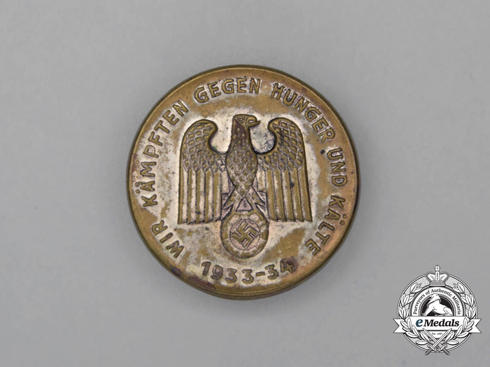 a1933/34_whw“_we_are_fighting_against_hunger_and_the_cold”_badge_h_616_1