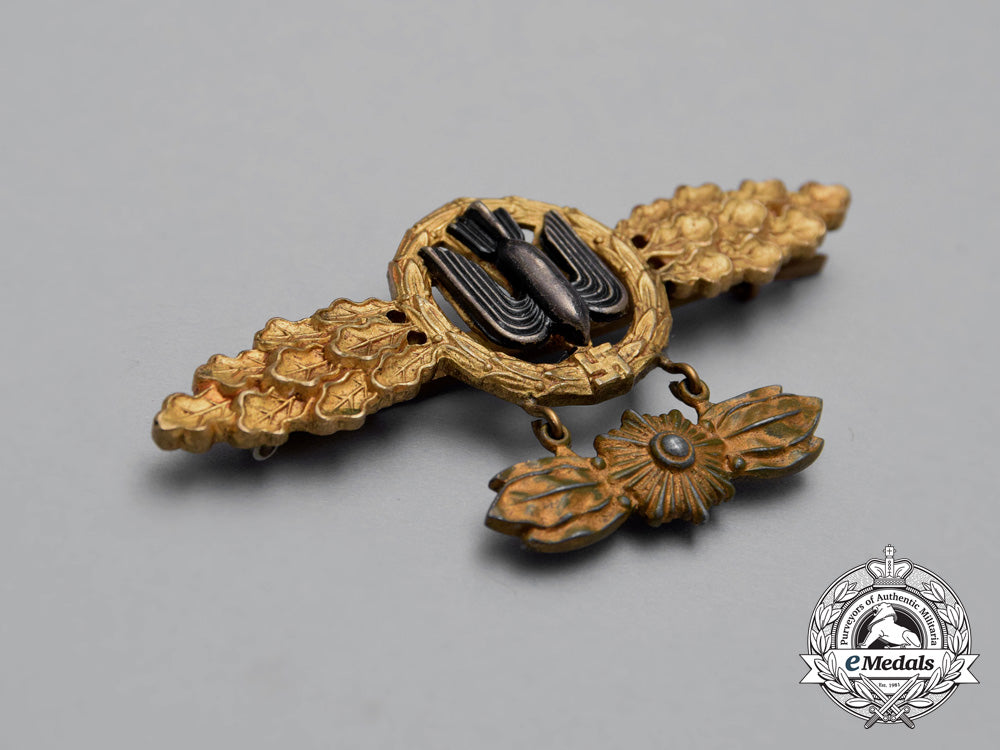 luftwaffe._a_gold_grade_luftwaffe_squadron_clasp_for_bomber_pilots_with_rosette_hanger_h_838_1