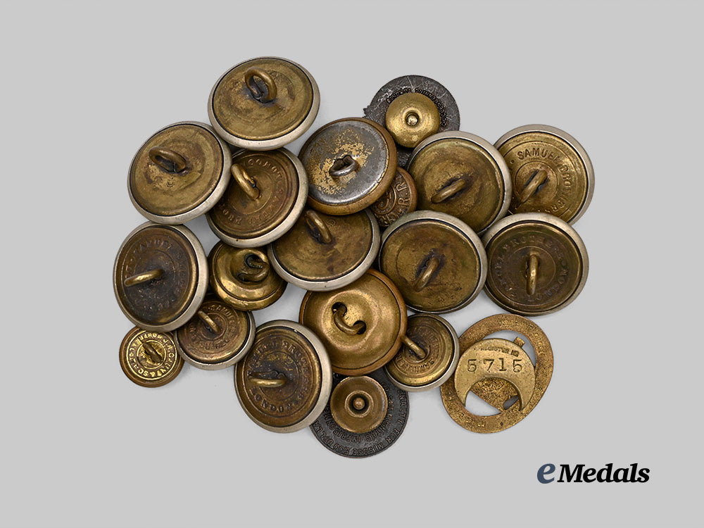 united_kingdom._a_lot_of_seventeen_buttons_and_three_badges_e_medals__g_b8334_3