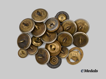 united_kingdom._a_lot_of_seventeen_buttons_and_three_badges_e_medals__g_b8334_3