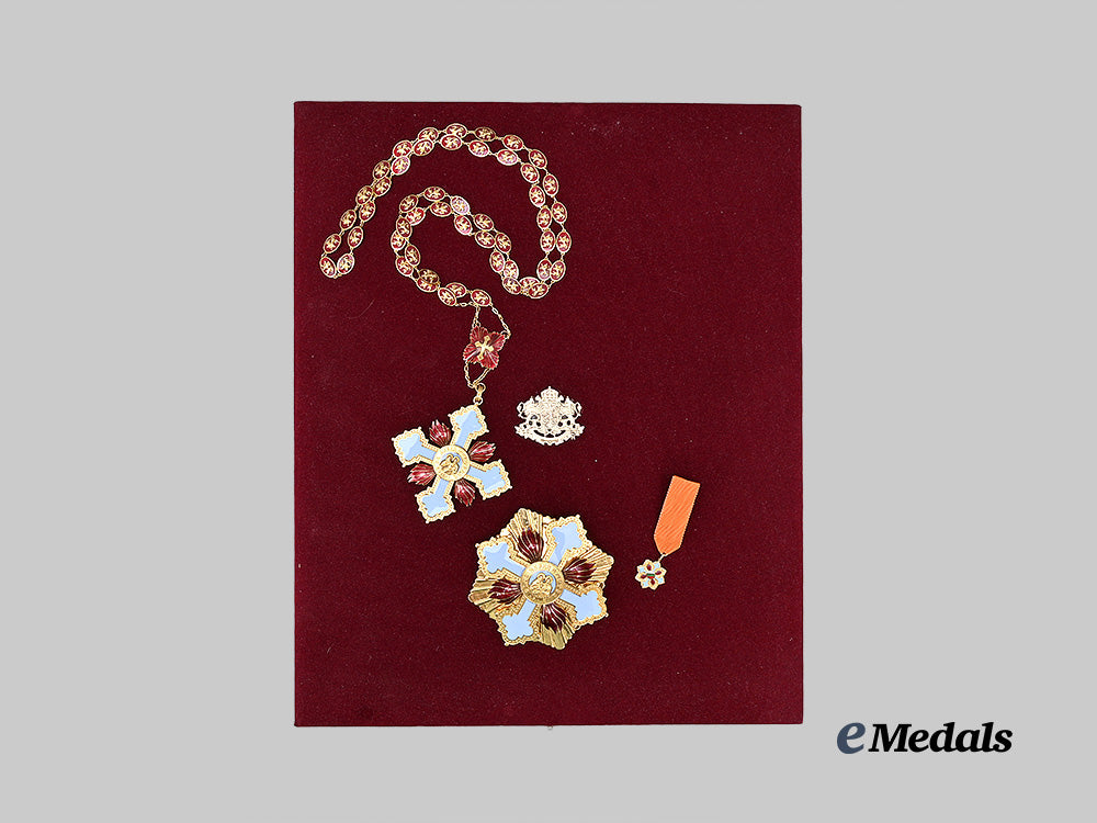 bulgaria,_socialist._an_order_of_saints_cyril_and_methodius_collar_set_in_case_e_medals__e_u24605_4