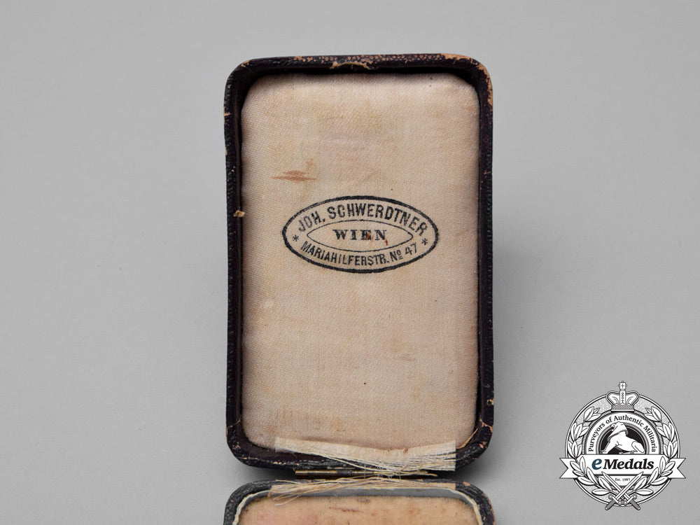 a_bulgarian_military_order_for_bravery;4_th_class_knight's_breast_badge_i_229_1