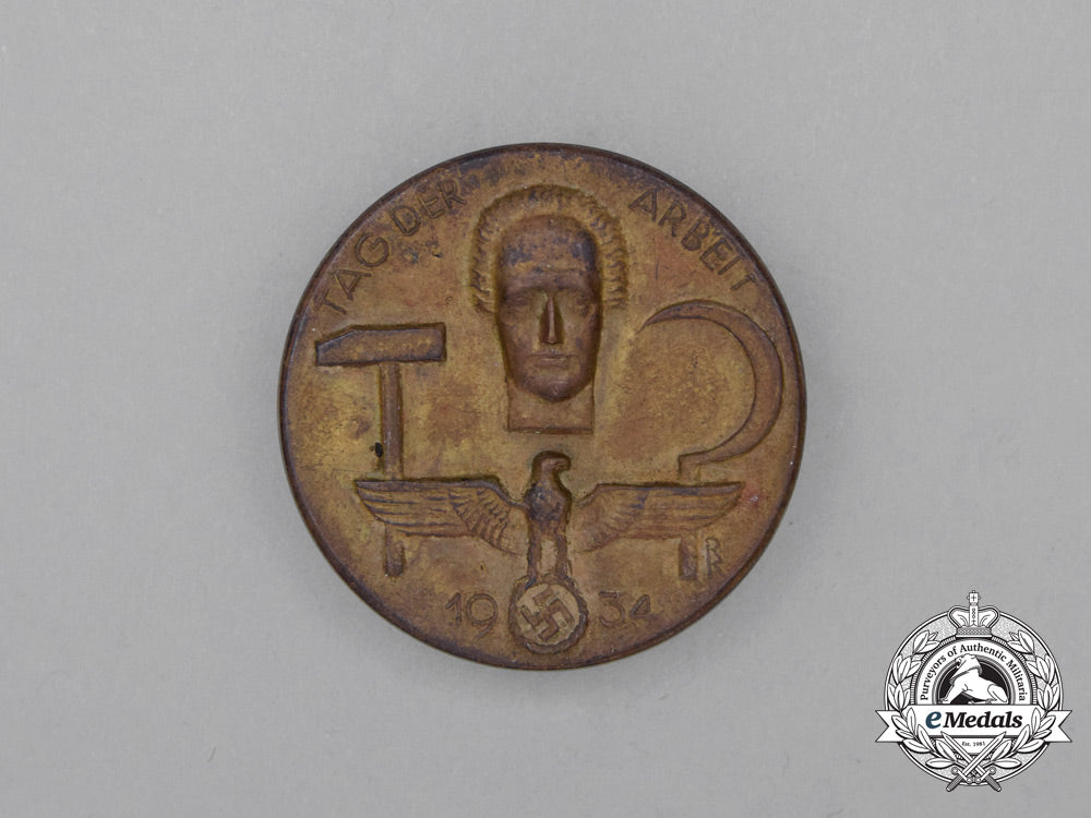 a1934“_day_of_labour”_badge_i_775
