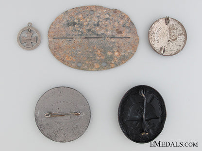lot_of_five_badges_and_tags_img_02.jpg52ed3436cd776