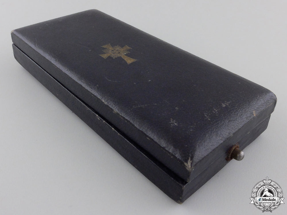 a_gold_grade_german_mother's_cross_with_case_by_werner_redo_img_02.jpg554b77d58dd0d