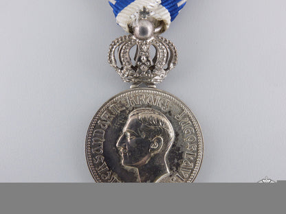 yugoslavia,_kingdom._a_household_service_medal_with_crown,_c.1935_img_02.jpg559c2810a7de1