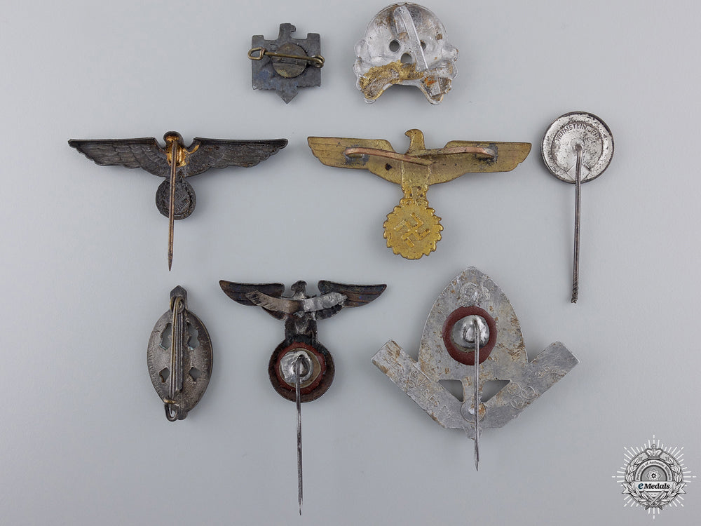 a_lot_of8_third_reich_period_insignia_img_02.jpg54de3988261c4