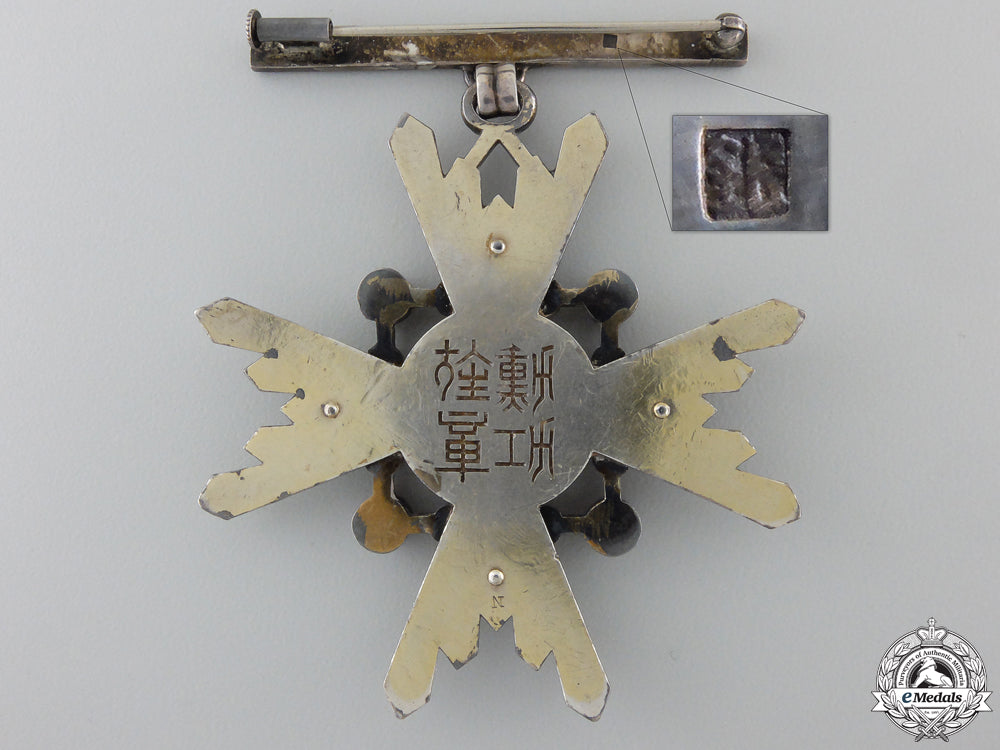 japan,_empire._an_order_of_the_sacred_treasure,_ladies_iii_class_badge,_c.1935_img_02.jpg55b3b6e9a77f5_1