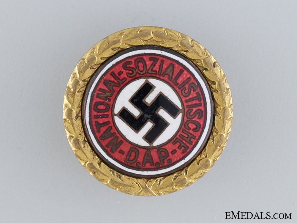 the_small_golden_party_badge_of_maria_umenberger_img_02.jpg53b43f3736c2b
