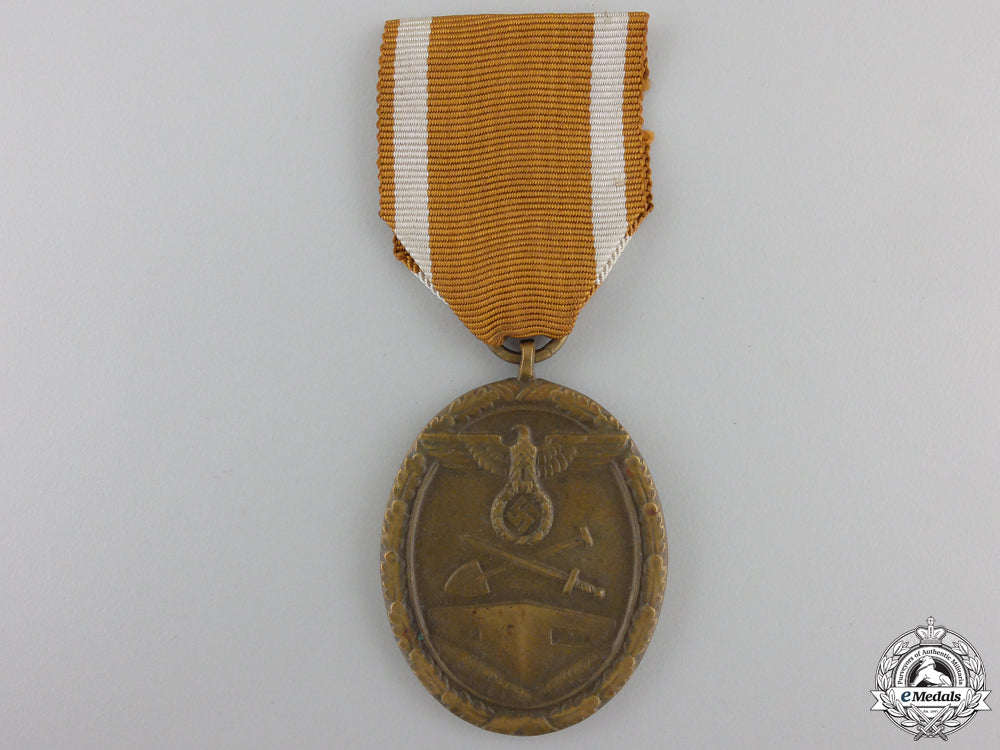 a_west_wall_medal_with_packet_of_issue_img_02.jpg55a68d39245d5
