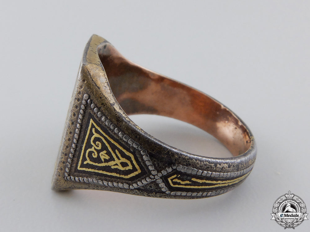 an_unusual_condor_legion_ring_in_gold&_iron_img_02.jpg55119eb7a9b6f