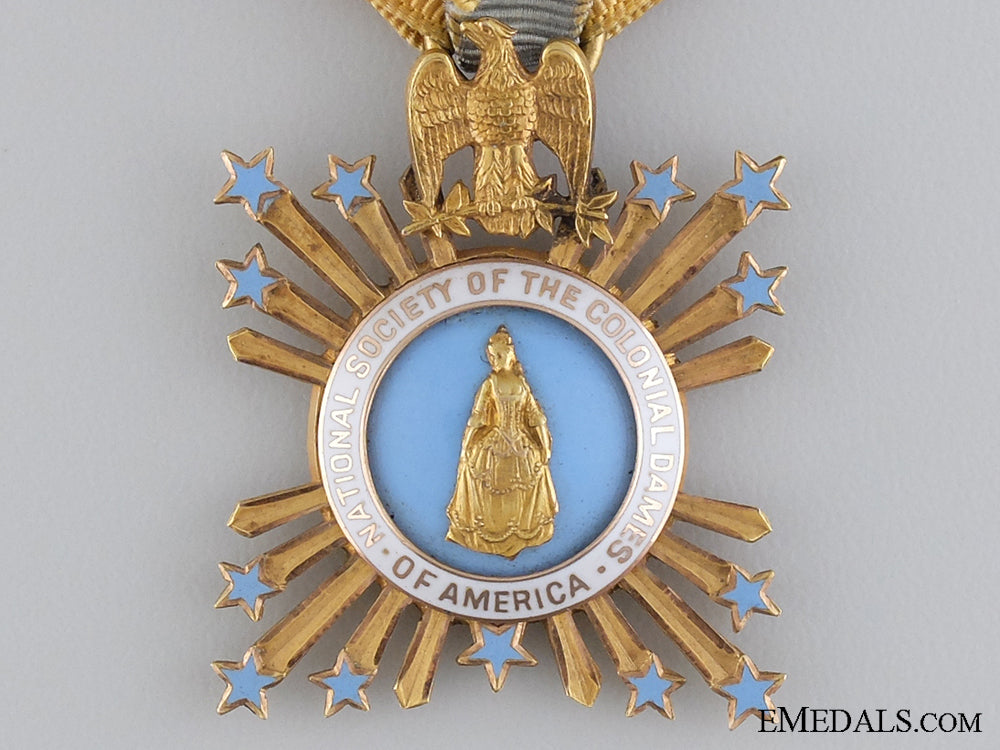 an_maryland_colonial_dames_of_america_membership_badge_in_gold_img_02.jpg5449345c3c2e0