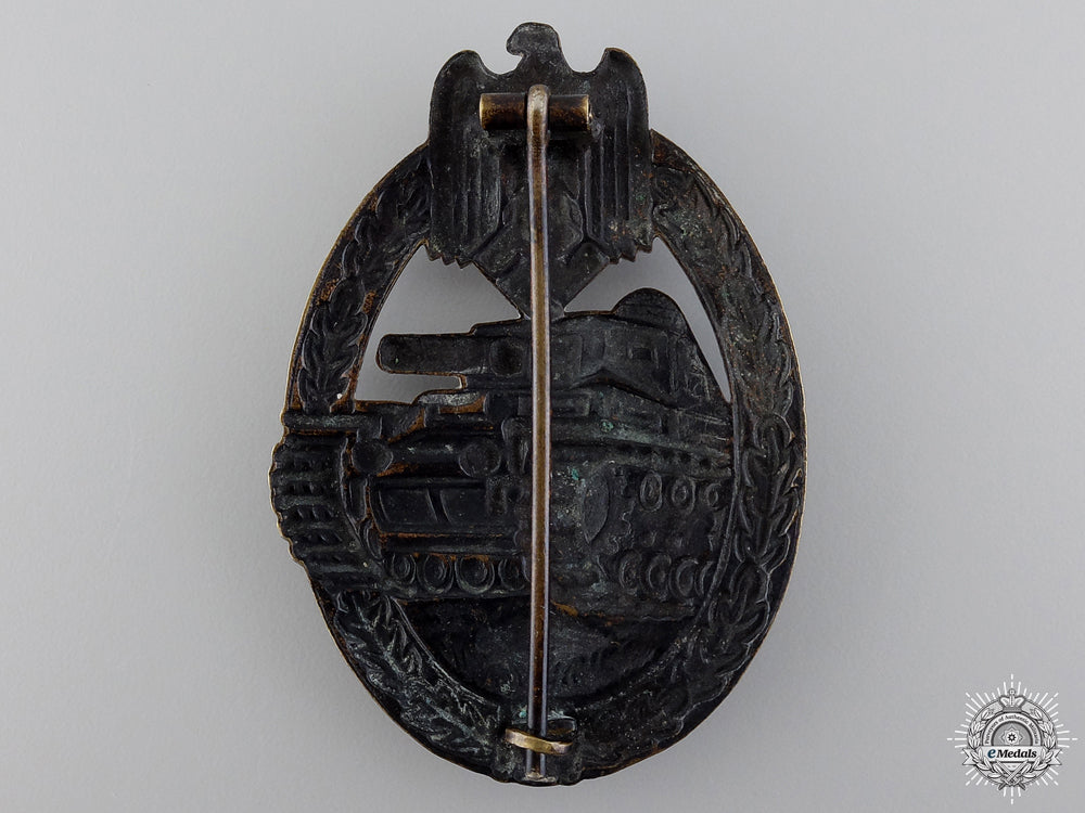 an_early_bronze_grade_tank_assault_badge_by_b.h._mayer_img_02.jpg5498384e43cc8