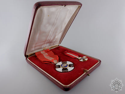 italy,_kingdom._an_order_of_the_crown_in_gold;_victor_emanuele_iii_img_03.jpg54c29e5ea0663_1_1