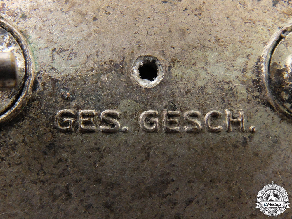 a_german_red_cross_nurse's_senior_helper_service_brooch_img_03.jpg55635e438b6e8
