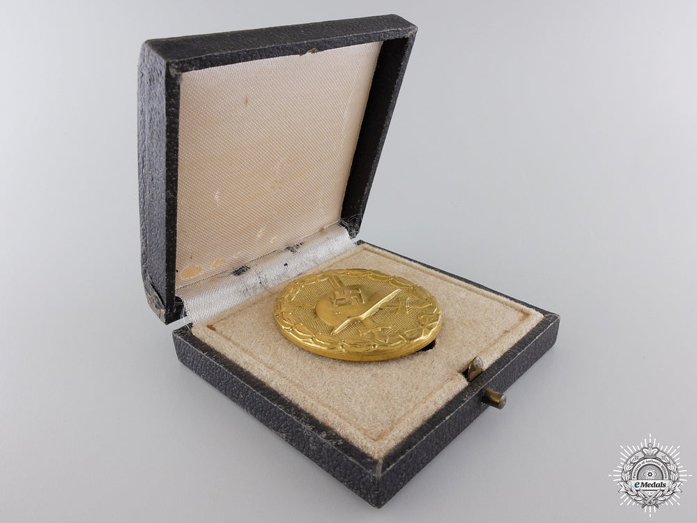 a_cased_gold_grade_wound_badge_by_b.h._mayer_img_03.jpg547cd367b2096