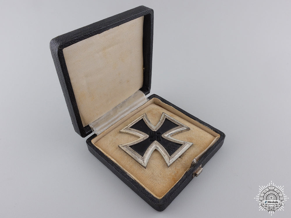 a1939_first_class_iron_cross_with_case_by_b._h._mayer_img_03.jpg54f75da110184